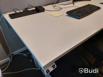 Kontorsplats med elektriskt höj- & sänkbart skrivbord