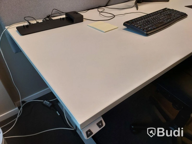 Kontorsplats med elektriskt höj- & sänkbart skrivbord
