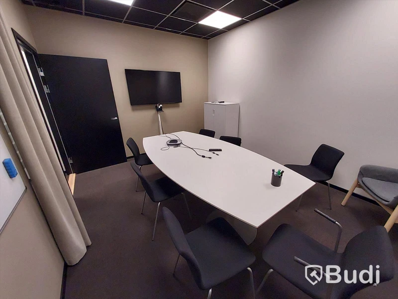 Konferensrum, bord, stolar, bildskärm
