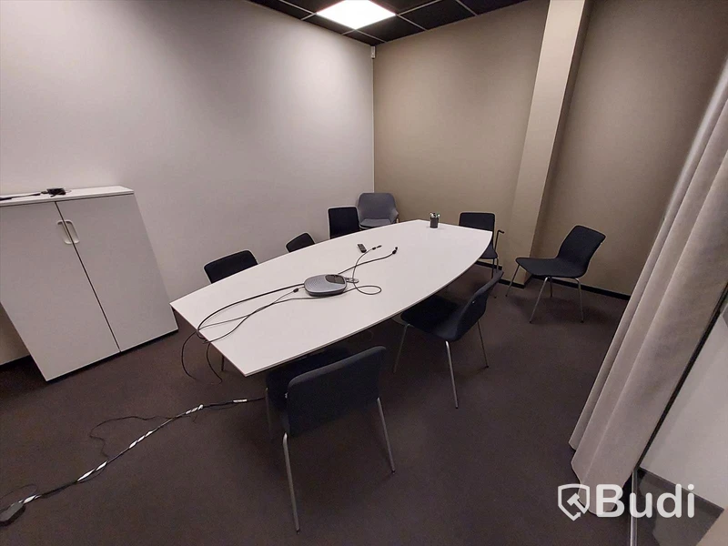 Konferensrum, bord, stolar, bildskärm