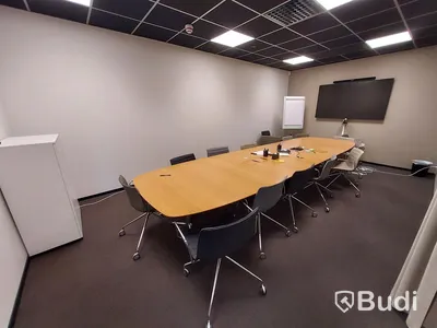 Stort onferensrum, bord, stolar, bildskärm