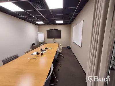 Stort onferensrum, bord, stolar, bildskärm