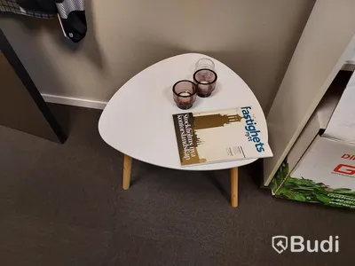 Kontorsplats med elektriskt höj- & sänkbart skrivbord, besökssoffa, skärmar m.m.