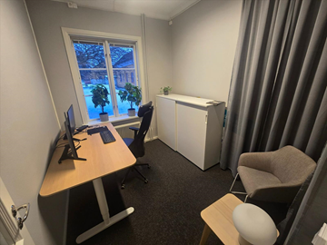 Helt kontor med kontorsplatser, matsalsmöbel, kaffemaskin, mm