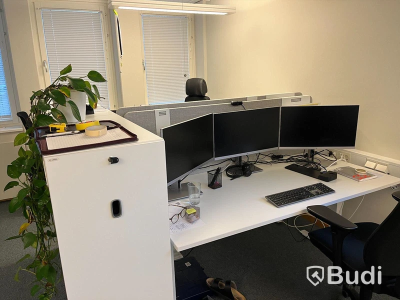 Dubbla kontorsplatser med 6 st datorskärmar, elektriskt höj- & sänkbara bord, stolar, skjutskåp