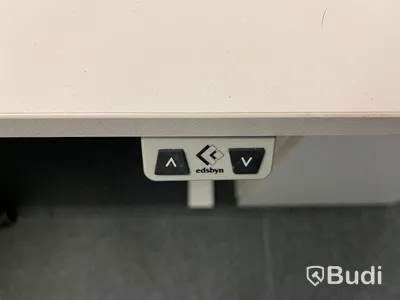 Dubbla kontorsplatser med 6 st datorskärmar, elektriskt höj- & sänkbara bord, stolar, skjutskåp