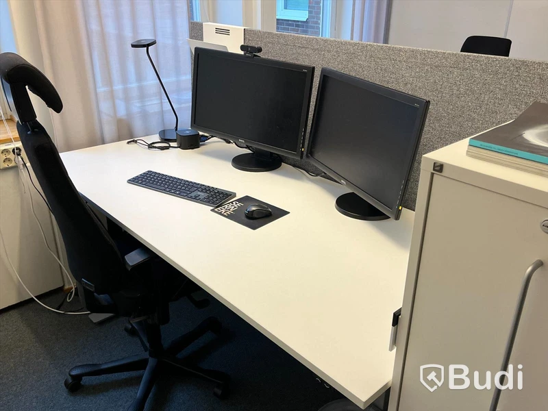2 st kontorsplatser, höj- & sänkbara skrivbord, stolar, datorskärmar, hurts