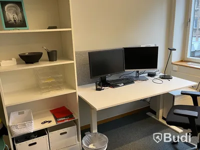 2 st kontorsplatser, höj- & sänkbara skrivbord, stolar, datorskärmar, hurts