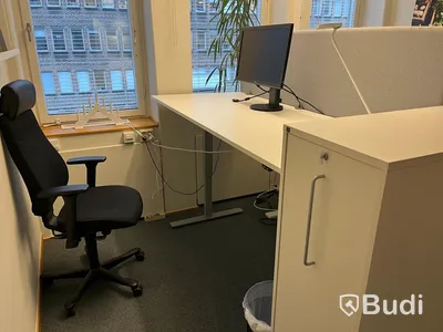Dubbla kontorsplatser med datorskärm, elektriskt höj- & sänkbart skrivbord, stolar, skjutskåp
