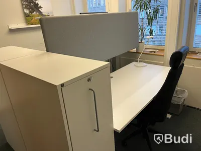 Dubbla kontorsplatser med datorskärm, elektriskt höj- & sänkbart skrivbord, stolar, skjutskåp