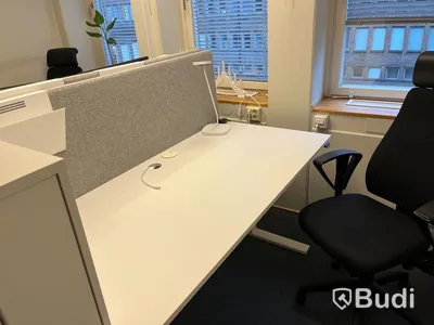 2 st kontorsplatser, höj- & sänkbara skrivbord, stolar, datorskärmar, dragskjutskåp