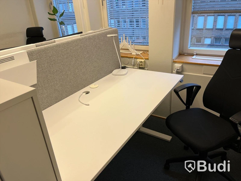 2 st kontorsplatser, höj- & sänkbara skrivbord, stolar, datorskärmar, dragskjutskåp