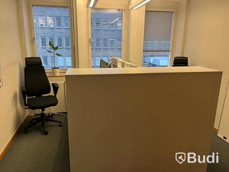 2 st kontorsplatser, höj- & sänkbara skrivbord, stolar, datorskärmar, dragskjutskåp