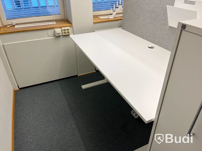 2 st arbetsplatser, vitt skrivbord, vita dragskjutskåp