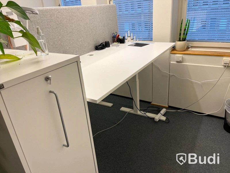 2 st arbetsplatser, vitt skrivbord, vita dragskjutskåp