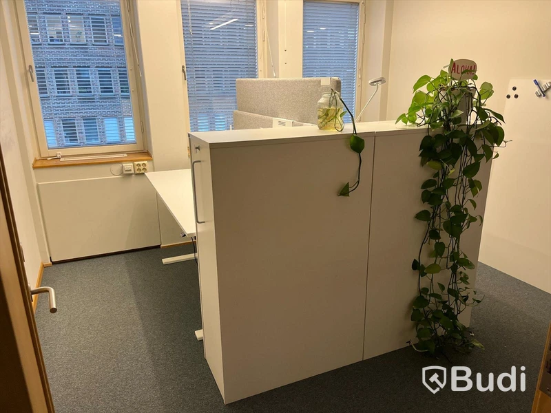 2 st arbetsplatser, vitt skrivbord, vita dragskjutskåp