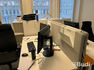2 st kontorsplatser, höj- & sänkbara skrivbord, stolar, datorskärmar, dragskjutskåp