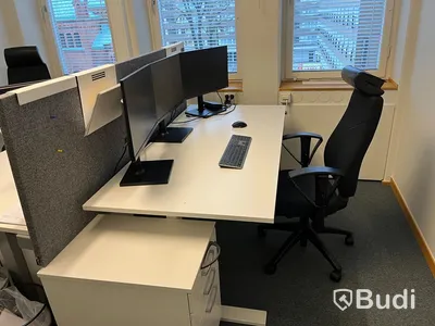 2 st kontorsplatser, höj- & sänkbara skrivbord, stolar, datorskärmar, hurts