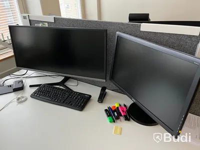 2 st kontorsplatser, höj- & sänkbara skrivbord, stolar, datorskärmar, hurts