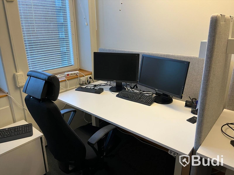 2 st kontorsplatser, höj- & sänkbara skrivbord, stolar, datorskärmar, hurts