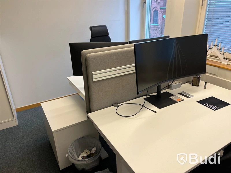 2 st kontorsplatser, höj- & sänkbara skrivbord, stolar, datorskärmar, hurts