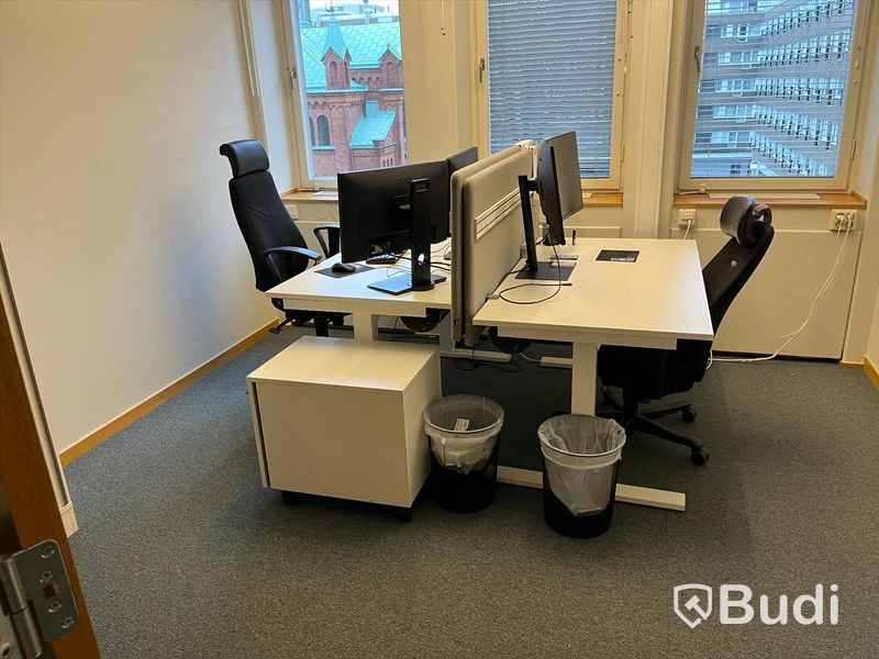 2 st kontorsplatser, höj- & sänkbara skrivbord, stolar, datorskärmar, hurts