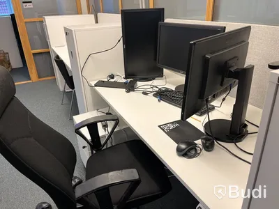 2 st arbetsplatser, vitt skrivbord, vita dragskjutskåp, datorskärmar, stolar