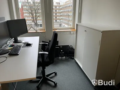 Kontorsarbetsplats, höj- & sänkbart skrivbord, stol, datorskärmar, hurts