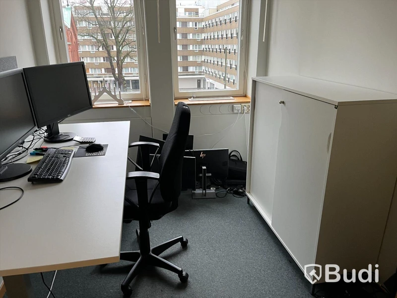 Kontorsarbetsplats, höj- & sänkbart skrivbord, stol, datorskärmar, hurts