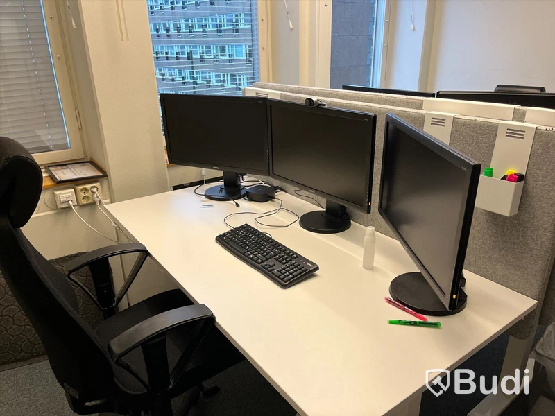 2 st kontorsplatser, höj- & sänkbara skrivbord, stolar, datorskärmar, hurts