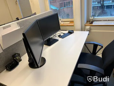 2 st kontorsplatser, höj- & sänkbara skrivbord, stolar, datorskärmar, hurts