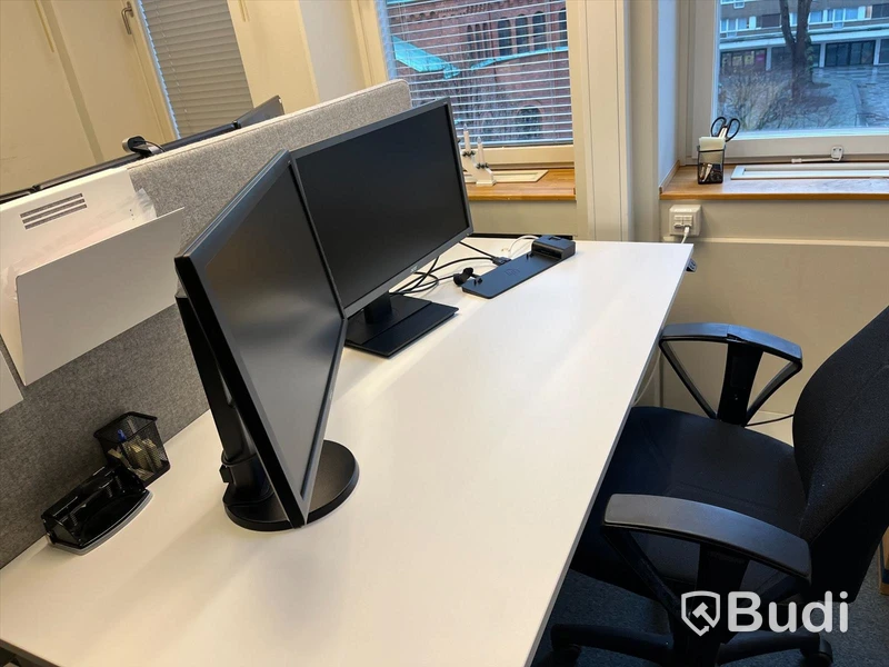 2 st kontorsplatser, höj- & sänkbara skrivbord, stolar, datorskärmar, hurts