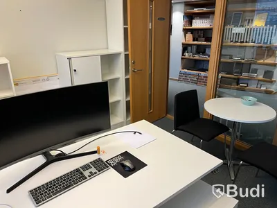Kontorsarbetsplats, höj- & sänkbart bord, stol, datorskärm, skåp, hurts, besöksbord med stolar