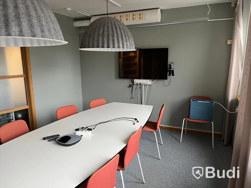 Konferensrum 8 platser med projektor och bildskärm