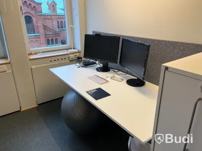 Kontorsarbetsplats, höj- & sänkbart skrivbord, datorskärm, dragskjutskåp, förvaringsskåp