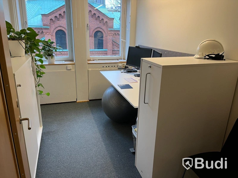 Kontorsarbetsplats, höj- & sänkbart skrivbord, datorskärm, dragskjutskåp, förvaringsskåp