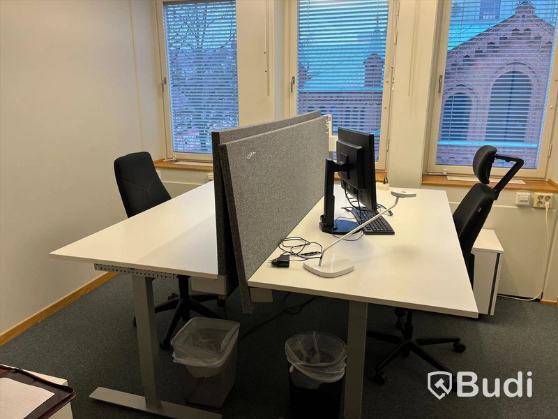 2 st kontorsplatser, höj- & sänkbara skrivbord, stolar, datorskärm