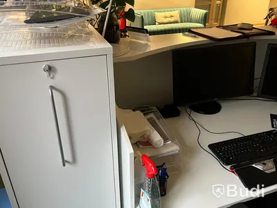 Receptionsdisk/ Kontorsplats, vitt skrivbord, stol, datorskärm, dragskjutskåp