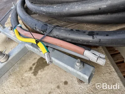 Kabeltrumma med kabel.