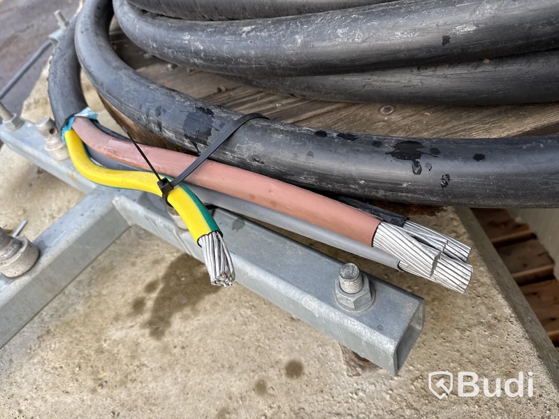 Kabeltrumma med kabel.