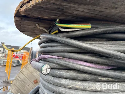 Kabeltrumma med kabel.