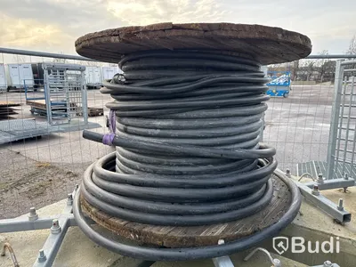 Kabeltrumma med kabel.