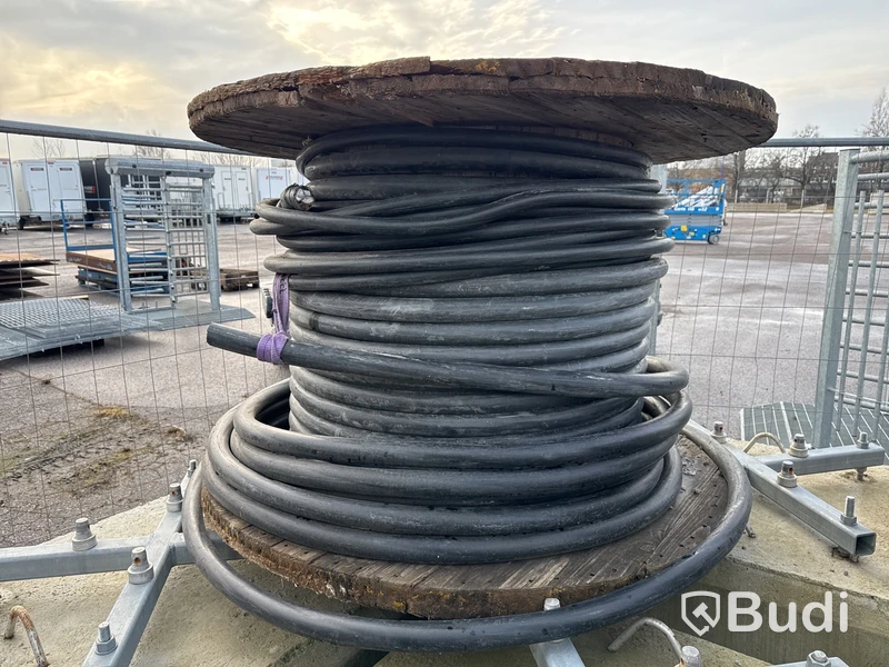 Kabeltrumma med kabel.