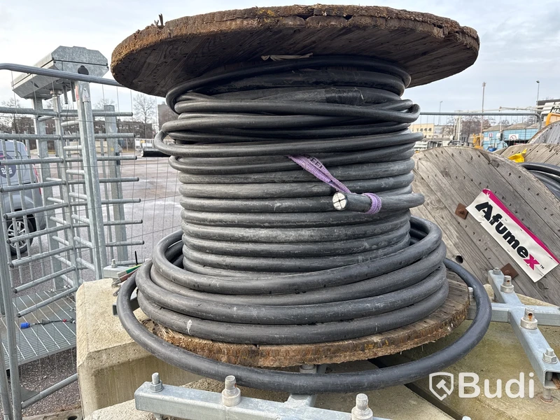 Kabeltrumma med kabel.
