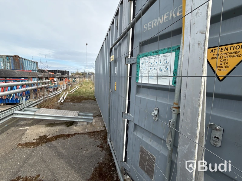 20-fots container, isolerad med innehåll
