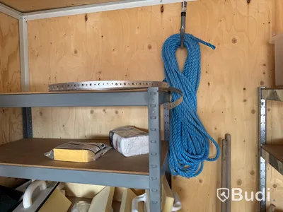 20-fots container, isolerad med innehåll.