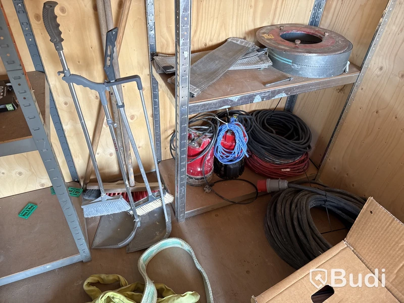 20-fots container, isolerad med innehåll.