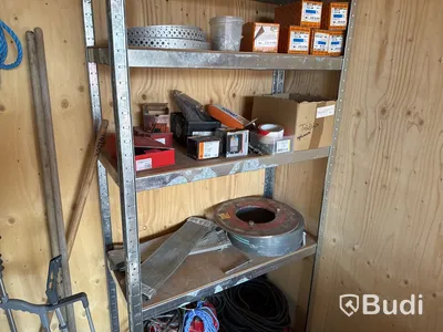 20-fots container, isolerad med innehåll.