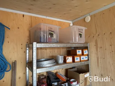 20-fots container, isolerad med innehåll.