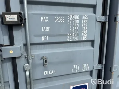 20-fots container, isolerad med innehåll.
